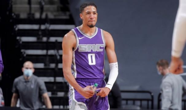 扑克规则-国王20岁新秀再次拯救球队 绿军主帅也是他的球迷